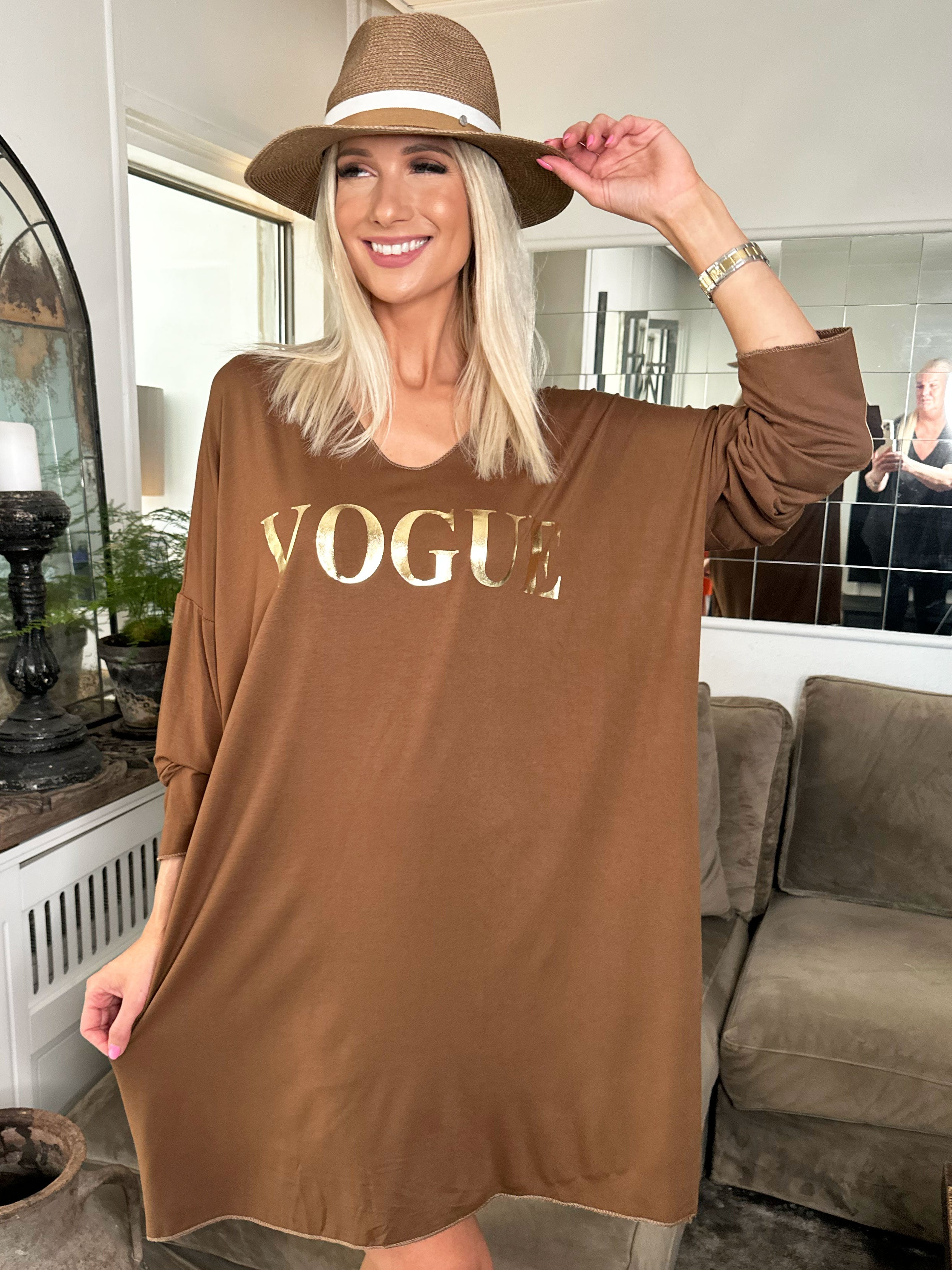 Vogue Long Sleeve - Långärmad klänning i viskos med guldskrift